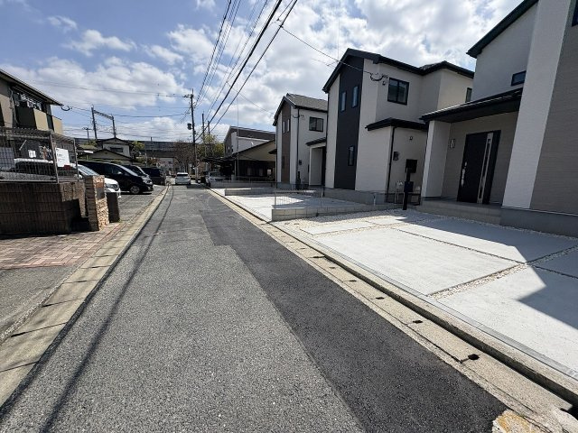 【その他】 | 福岡市南区警弥郷1丁目　C号棟（全3棟）【仲介手数料無料・0円】 | 現地写真。前面道路です。