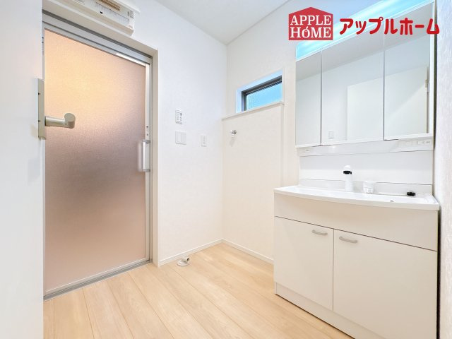 [新築住宅] 鴻巣市筑波 第5 全3棟の独立洗面台|ゆとりの洗面スペースで朝の身支度も快適スムーズに。３面鏡で髪のセットやお化粧もストレスなくこなせ、朝から気分良く通勤通学に向かえそうですね！鏡の裏にはたっぷりと収納スペースを標準装備
