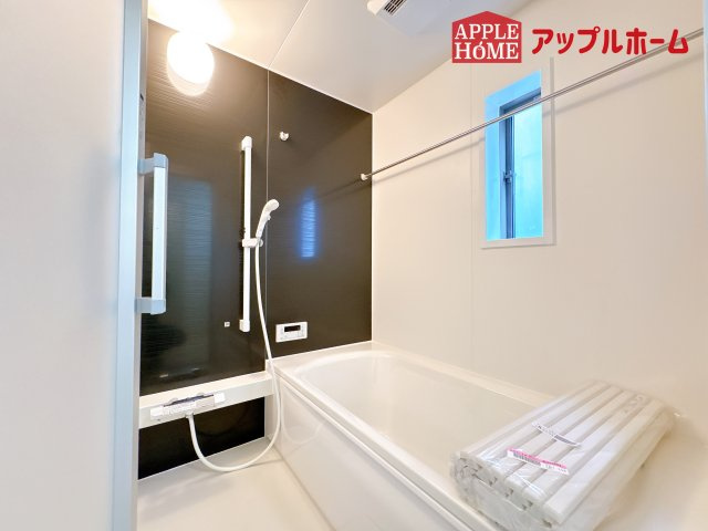 [新築住宅] 鴻巣市筑波 第5 全3棟の浴室|窓付きのバスルームは、採光もあり明るく気持ちの良い空間です。窓があることで、換気環境も良好。掃除もスムーズに出来ます