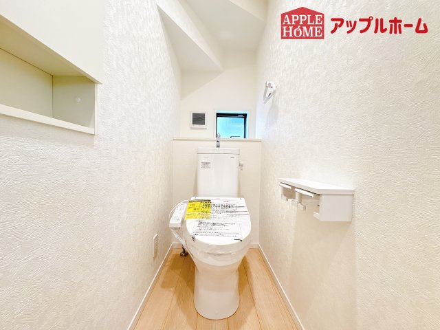 [新築住宅] 鴻巣市筑波 第5 全3棟のトイレ|白を基調とした清潔感のある明るい空間。温水洗浄便座付きで、毎日快適・清潔に使用できます。操作しやすい壁面リモコンを採用しています。