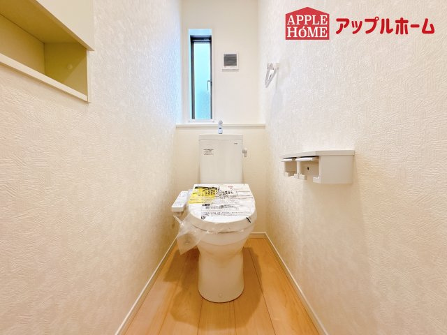 [新築住宅] 鴻巣市筑波 第5 全3棟のトイレ|白を基調とした清潔感のある明るい空間。温水洗浄便座付きで、毎日快適・清潔に使用できます。操作しやすい壁面リモコンを採用しています。