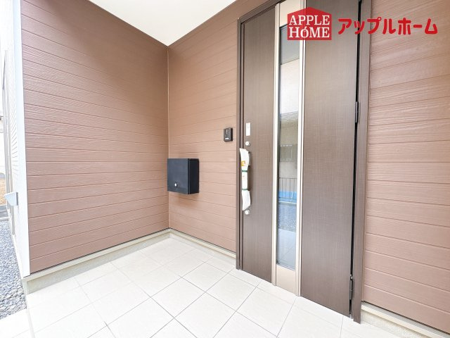 [新築住宅] 鴻巣市筑波 第5 全3棟の玄関|ぜひ現地にて、実際の建物・街並み・日当たり等ご確認下さい♪お問い合わせはお気軽に☆　TEL「0120-466263」