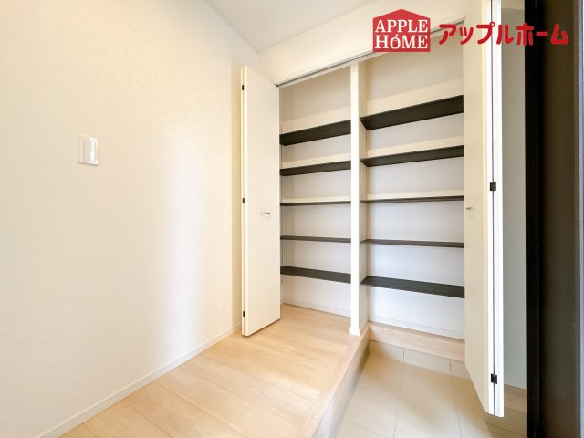 [新築住宅] 鴻巣市筑波 第5 全3棟の玄関|住まう人も来客も入った時にワクワクさせてくれるオシャレな玄関♪収納もたっぷりあるので、靴がたくさんあっても安心！