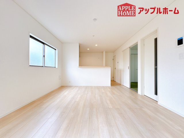 [新築住宅] 鴻巣市筑波 第5 全3棟の居間・リビング|広々リビング×対面キッチンで家族の会話も弾みます♪家族団らんの秘訣は間取りにあり☆夢のマイホームを一緒に叶えましょう！