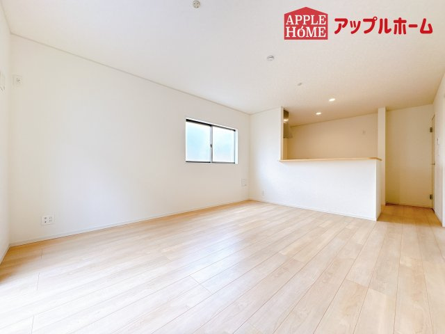 [新築住宅] 鴻巣市筑波 第5 全3棟の居間・リビング|窓から差し込む光で家族を温かく包み込みます。明るいリビングで子育てする喜びを☆いつでも見学可能です！