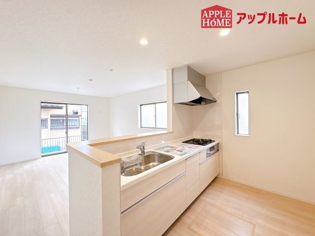 [新築住宅] 鴻巣市筑波 第5 全3棟のキッチン|対面式キッチンは、家族のコミュニケーションを育み、子育て家族にも好適なプラン！リビングで寛ぐご家族をいつも感じられます♪会話を楽しみながら家事ができ、小さいお子様がいても安心です！