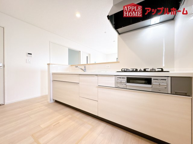 [新築住宅] 鴻巣市筑波 第5 全3棟のキッチン|見栄えもよくお手入れもスムーズに出来ます。豊富な収納力もございますので、キッチンスペースをスッキリとお使い頂けそうです。