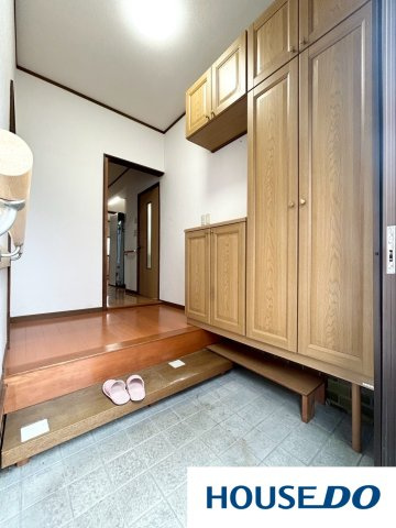 中古戸建　足利市宮北町の玄関|玄関はゆとりのある広さで、収納力の高いシューズボックスを設置で場所を取りません♪