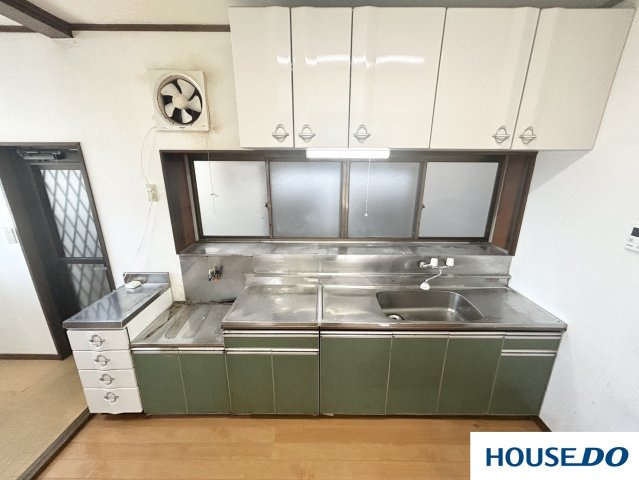 中古戸建　足利市宮北町のキッチン|勝手口があるためゴミ出しなどの家事動線もスムーズで、快適な空間です。DIYして色を変えたり配置を変えたりしてもいいですね♪自分好みに出来るのは持家の特権ですね♪