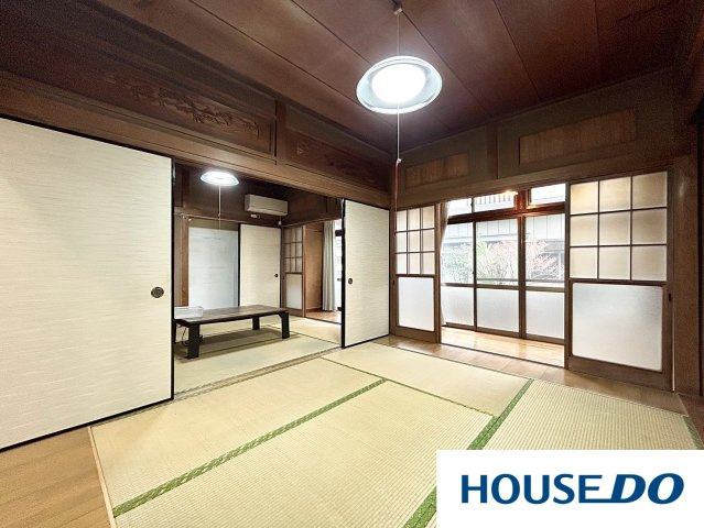 中古戸建　足利市宮北町の和室|古民家ならではの！！趣ある彫刻欄間が和の情緒を演出し、広縁からの自然光が畳を明るく照らす、開放感溢れる癒やしの空間です！！
