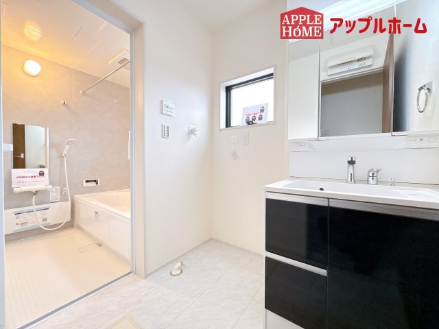 [新築住宅] 鴻巣市袋 第2 全1棟の独立洗面台|ゆとりの洗面スペースで朝の身支度も快適スムーズに。３面鏡で髪のセットやお化粧もストレスなくこなせ、朝から気分良く通勤通学に向かえそうですね！鏡の裏にはたっぷりと収納スペースを標準装備