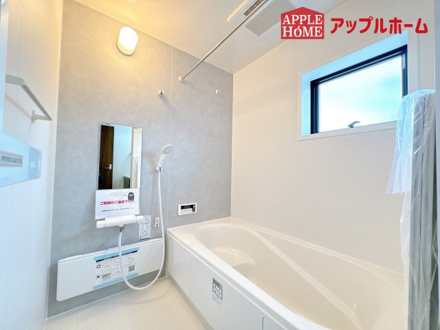 [新築住宅] 鴻巣市袋 第2 全1棟の浴室|窓付きのバスルームは、採光もあり明るく気持ちの良い空間です。窓があることで、換気環境も良好。掃除もスムーズに出来ます