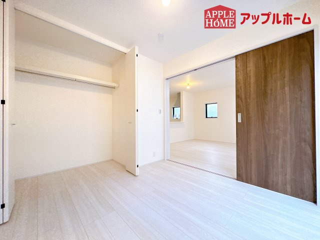 [新築住宅] 鴻巣市袋 第2 全1棟の洋室|充分な広さの収納を備え、風通しも良く、大変居心地の良い採光良好な洋室は、快適空間。プライベートの時間もゆったりお寛ぎ頂けそうですね！