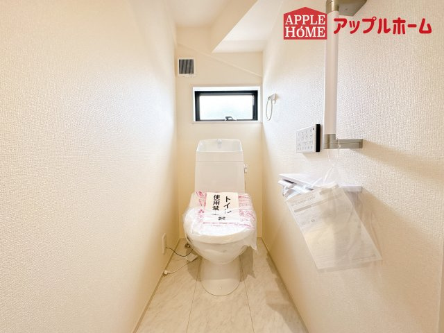 [新築住宅] 鴻巣市袋 第2 全1棟のトイレ|白を基調とした清潔感のある明るい空間。温水洗浄便座付きで、毎日快適・清潔に使用できます。操作しやすい壁面リモコンを採用しています。