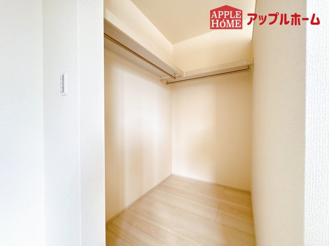 [新築住宅] 鴻巣市袋 第2 全1棟の収納|お洋服を大切にされる方に大変喜ばれる、ウォークインクローゼット。お洋服以外にも掃除機やスーツケースなどを一箇所に集約できるのは魅力ですね！扉が一箇所ですので、お部屋の見た目にもスッキリ！