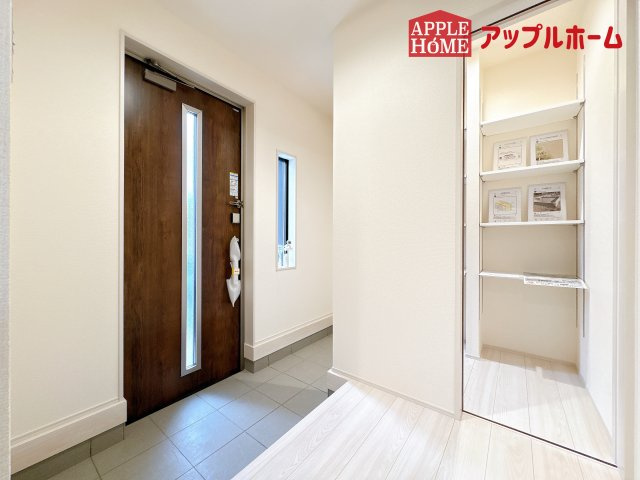 [新築住宅] 鴻巣市袋 第2 全1棟の玄関|住まう人も来客も入った時にワクワクさせてくれるオシャレな玄関♪収納もたっぷりあるので、靴がたくさんあっても安心！