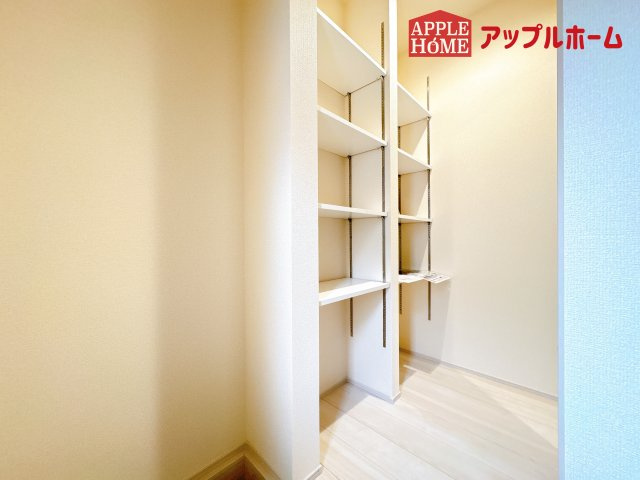 [新築住宅] 鴻巣市袋 第2 全1棟の収納|明るく清潔感のある玄関でお客様を迎えるスペースをパッと明るい印象に！大容量の収納力で大家族の履物もすっきり収納できます♪