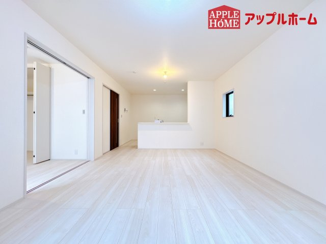 [新築住宅] 鴻巣市袋 第2 全1棟の居間・リビング|広々リビング×対面キッチンで家族の会話も弾みます♪家族団らんの秘訣は間取りにあり☆夢のマイホームを一緒に叶えましょう！