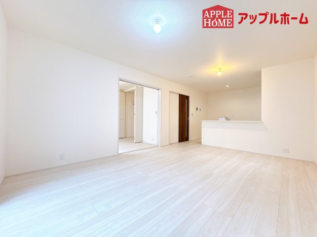 [新築住宅] 鴻巣市袋 第2 全1棟の居間・リビング|窓から差し込む光で家族を温かく包み込みます。明るいリビングで子育てする喜びを☆いつでも見学可能です！