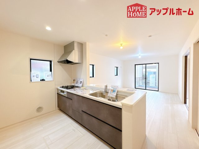 [新築住宅] 鴻巣市袋 第2 全1棟のキッチン|対面式キッチンは、家族のコミュニケーションを育み、子育て家族にも好適なプラン！リビングで寛ぐご家族をいつも感じられます♪会話を楽しみながら家事ができ、小さいお子様がいても安心です！