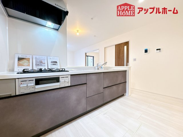 [新築住宅] 鴻巣市袋 第2 全1棟のキッチン|見栄えもよくお手入れもスムーズに出来ます。豊富な収納力もございますので、キッチンスペースをスッキリとお使い頂けそうです。