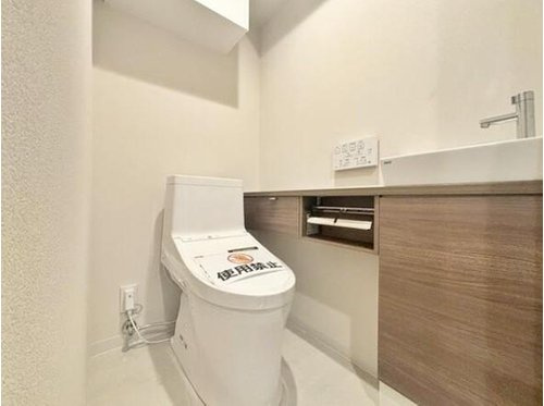 エクセルシオール新桜台のトイレ|清潔感のあるトイレ空間。収納付きで生活感を抑えられます。