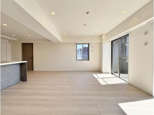 エクセルシオール新桜台の居間・リビング|大きな窓から光が差し込む心地よいリビング。バルコニーとの一体感も魅力。