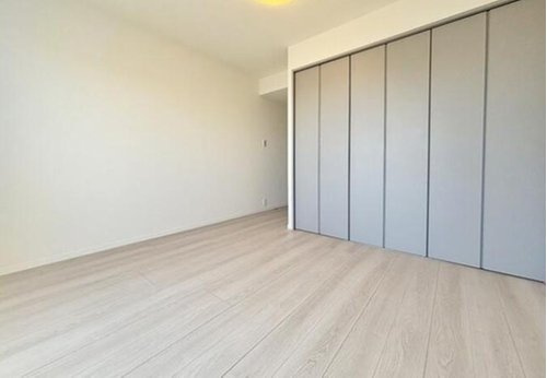 エクセルシオール新桜台の寝室|大容量クローゼット付き。衣類や荷物もすっきり片付きます。