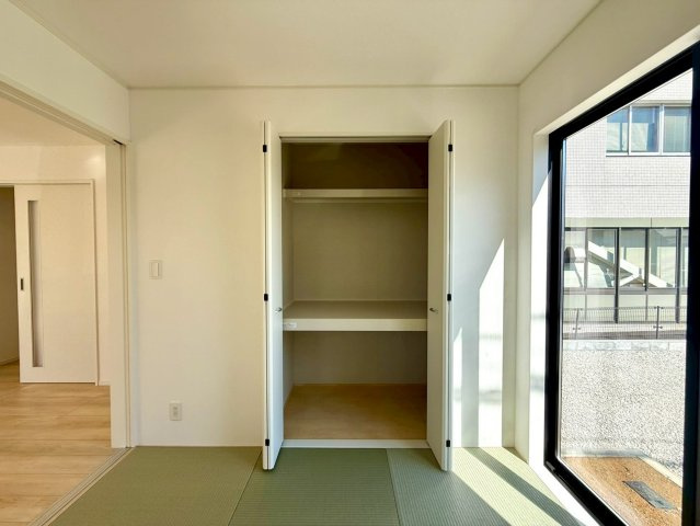 南国市大そね甲新築建売の和室|押入れ付きの和室は客間にも便利。明るく落ち着いた空間です