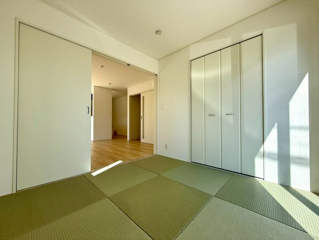 南国市大そね甲新築建売の和室|リビングとつながる明るい和室。開放感と落ち着きを兼ね備えた空間です。