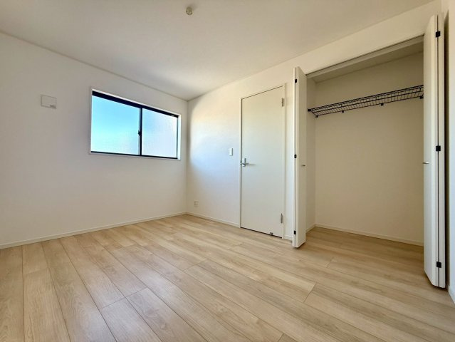 南国市大そね甲新築建売の洋室|シンプルで明るい洋室。収納完備で生活スペースを広く使えます