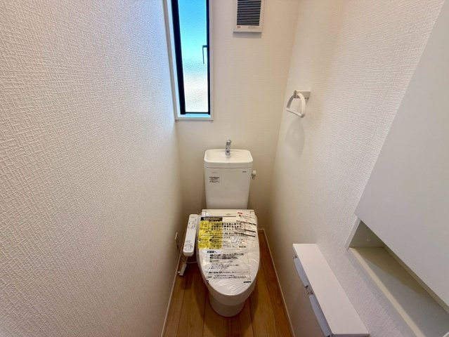 南国市大そね甲新築建売のトイレ|二階にもトイレを完備。忙しい朝や夜の時間帯もスムーズに使えます