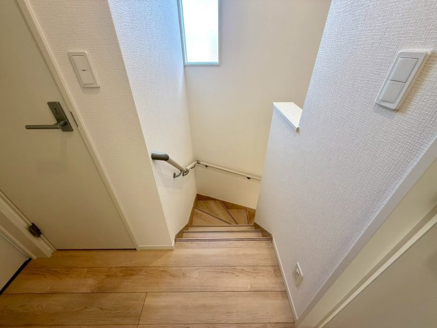 南国市大そね甲新築建売のその他|手すり付きで安心の階段設計。採光窓もあり明るい空間です