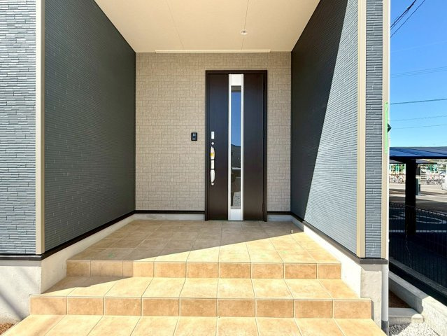 南国市大そね甲新築建売の玄関|屋根付きの玄関ポーチで雨の日も安心。落ち着いた色合いが上品な印象です