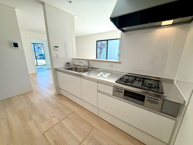 南国市大そね甲新築建売のキッチン|作業しやすい広々カウンターと収納充実の快適キッチン