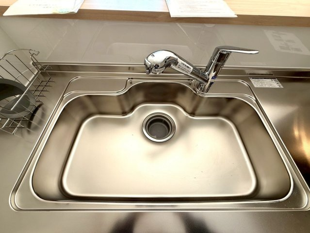 南国市大そね甲新築建売のキッチン|広めのシンクで洗い物もスムーズ。お手入れしやすいステンレス仕様です。