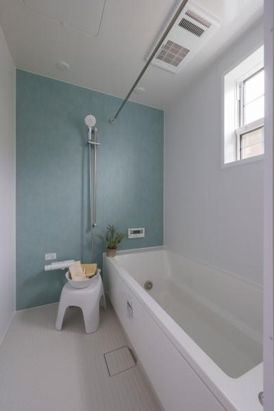 三佐　BERSAの浴室|ホワイトを基調とした浴室で清潔感を出しつつ、アクセントクロスでくすみカラーを入れることで空間にメリハリが生まれ、おしゃれで個性的な雰囲気を演出できます。