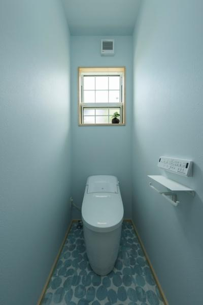 三佐　BERSAのトイレ|明るい色合いの壁と床が特徴的なトイレです。上部の窓から自然光が差し込み換気もしやすい設計となっています。床の模様もアクセントとなっています。