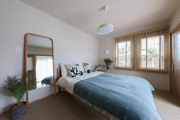 三佐　BERSAの洋室|大きな窓から自然光がたっぷり入る洋室です。シンプルな内装でインテリアが映えます。