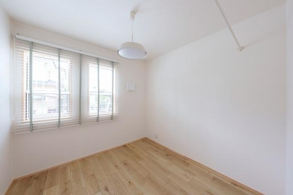 三佐　BERSAの洋室|浴室側4.5畳の洋室。 アイアンハンガー付きで、しわになりやすい制服や、ロングワンピースなどをつるしておけます。