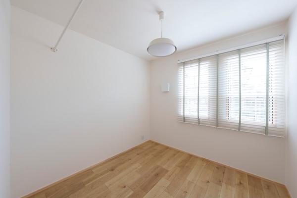 三佐　BERSAの洋室|シンプルな内装が清潔感を引き立てます。大きな窓から自然光がたっぷり入ります。木目調の床が落ち着いた雰囲気を演出しています。