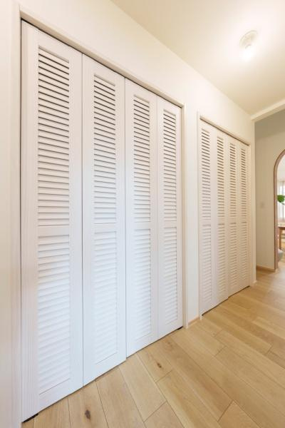 三佐　BERSAの収納|子ども部屋の前の廊下には約3畳分ほどのクローゼット。お部屋のスペースを圧迫しやすいクローゼットを廊下に持ってくることで、お部屋をすっきりとさせます。