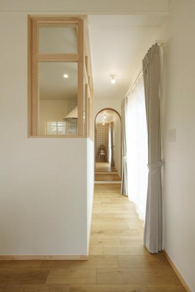 三佐　BERSAの内装|キッチン横は主寝室へ繋がる廊下。 造作の室内窓からキッチンへ光を取り込みます。