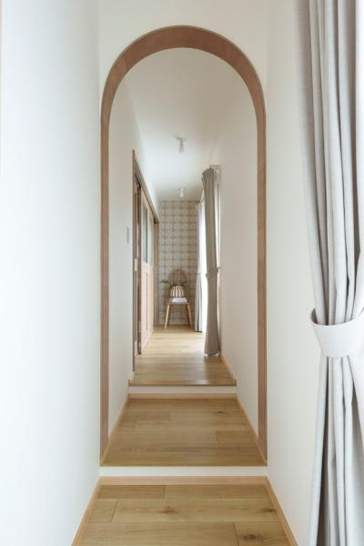 三佐　BERSAの内装|主寝室前の廊下はR加工の垂れ壁(アーチ型の壁)になっており、中までおしゃれな空間に。