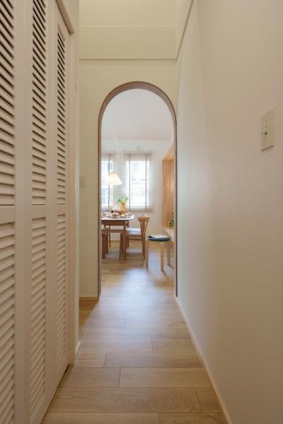 三佐　BERSAの内装|アーチ型の開口部が印象的な廊下です。室内に明るい光が差し込みすっきりとした雰囲気です。木目調のフローリングが温かみを感じさせます。