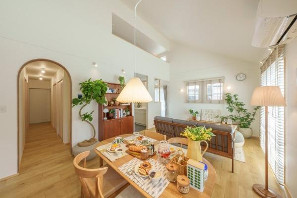 三佐　BERSAの居間・リビング|13.75畳のリビング・ダイニング。 R加工の垂れ壁(アーチ型の壁)がひときわ目を引くおしゃれな内装。