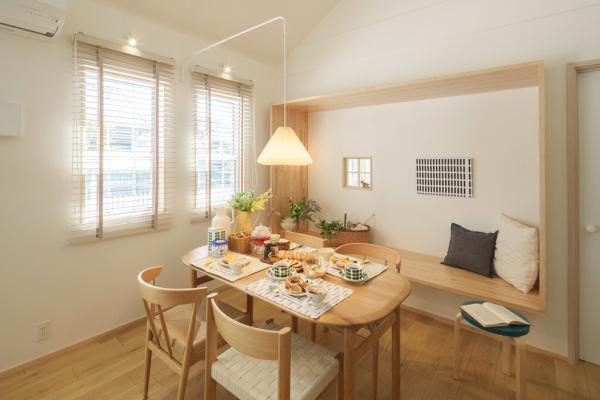 三佐　BERSAの居間・リビング|明るい木目を基調としたリビングは窓からの自然光が差し込みすっきりとした印象です。