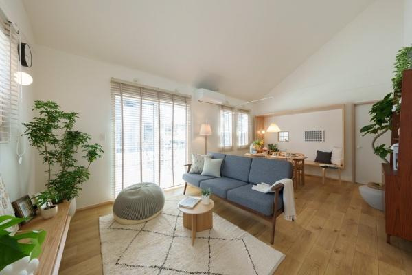 三佐　BERSAの居間・リビング|明るい陽射しがたっぷりと差し込む開放感のあるリビングです。窓が大きく空間全体がすっきりとした印象です。木目の床材が調和し落ち着いた雰囲気が魅力です。