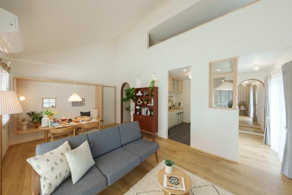 三佐　BERSAの居間・リビング|リビングは広々とした空間で落ち着きのある内装が魅力です。大きな窓から自然光が入ります。木目調の床がやわらかな雰囲気を演出します。