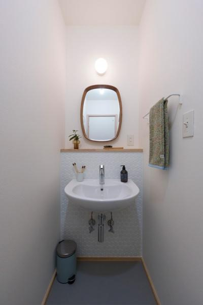 三佐　BERSAの独立洗面台|toolboxの壁付け洗面。 洗面タイルは悪目立ちすることのないホワイトのなタイルを使用。タオルバーもホワイトで揃え、統一感を出しました。